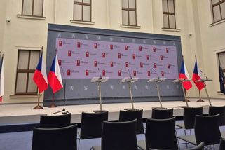 Na zákon nečekejte a vyvěste české vlajky, nakázal Babiš úřadům - Novinky